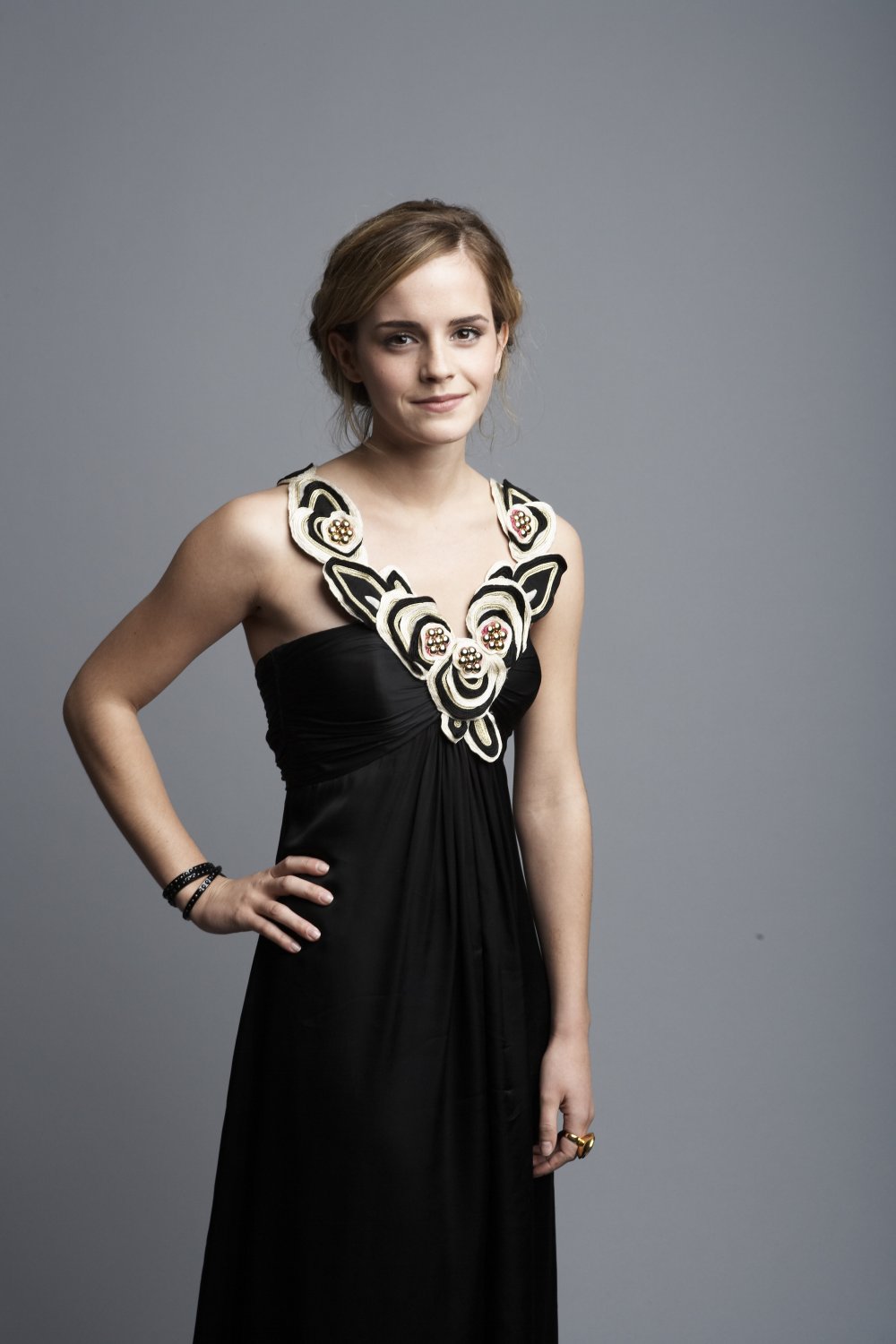 cbveBwny Emma Watson Black Dress 08.jpg